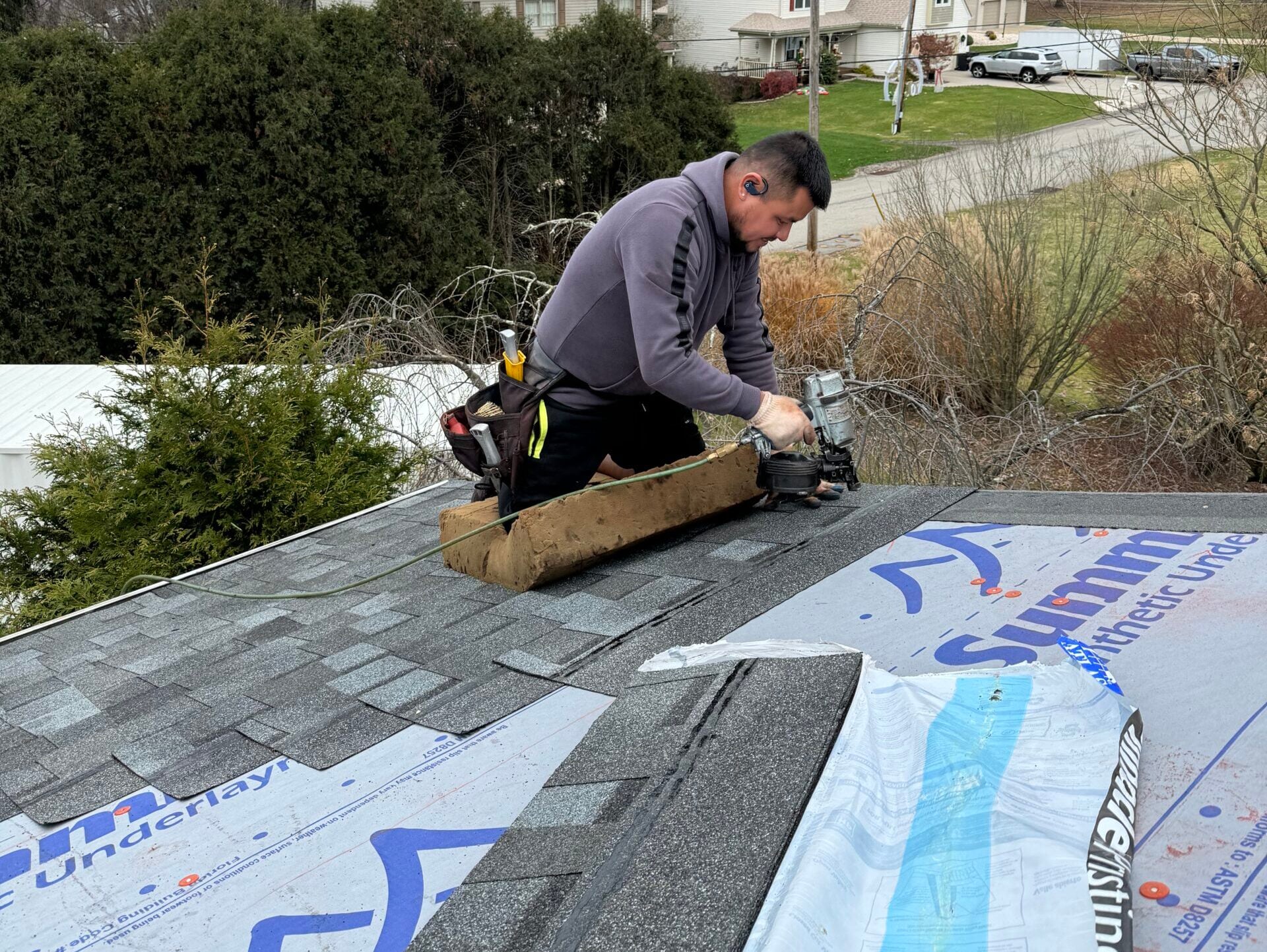 roofing companies in Fox Chapel worker replacing damaged shingles